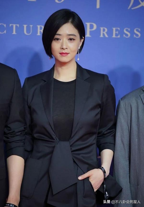 這些女星在紅毯像個笑話!身材一般,卻努力凹造型,自曝缺點 這些女星在紅毯像個笑話!身材一般,卻努力凹造型,自曝缺點