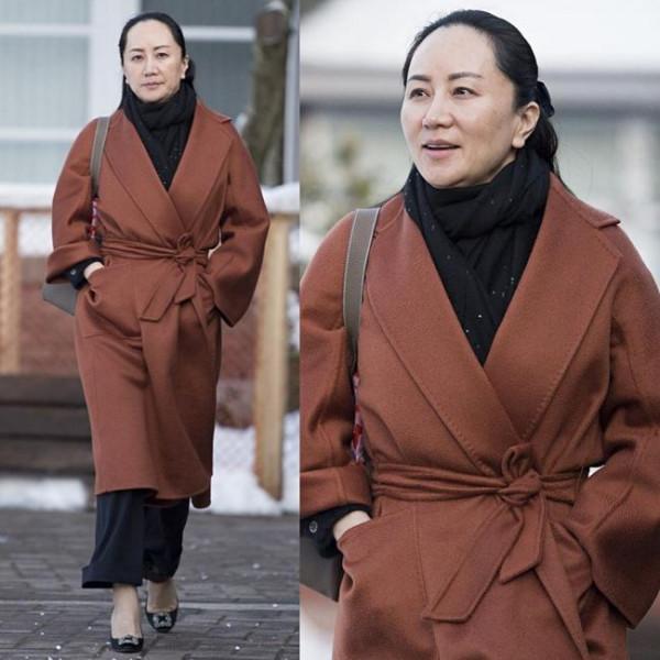 53歲周濤穿舊衣撞衫49歲孟晚舟，輸年齡贏穿搭，薑還是老的辣