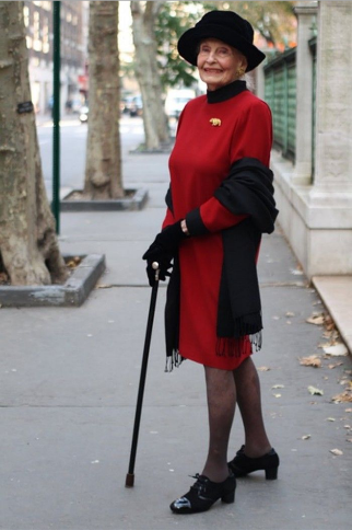 網友偶遇54歲王祖賢拜佛，稱本人又高又美，唯獨塌腰駝背折損氣質