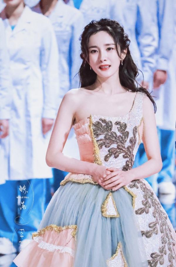 黑髮紅唇紅裙，楊冪雪中漫步重回林蕭，當年紅裙全球僅一件