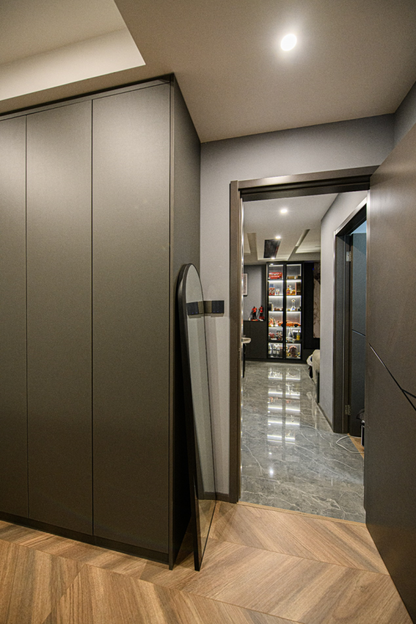 92㎡現代簡約風，“三房改兩室”超大收納空間，高品位低奢華