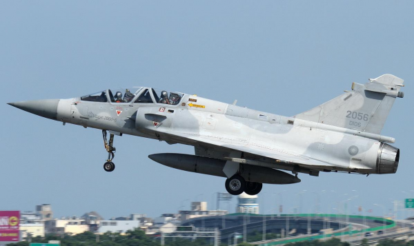 中國空軍的明智決定！放棄引進F16和幻影，國產殲10得以橫空出世