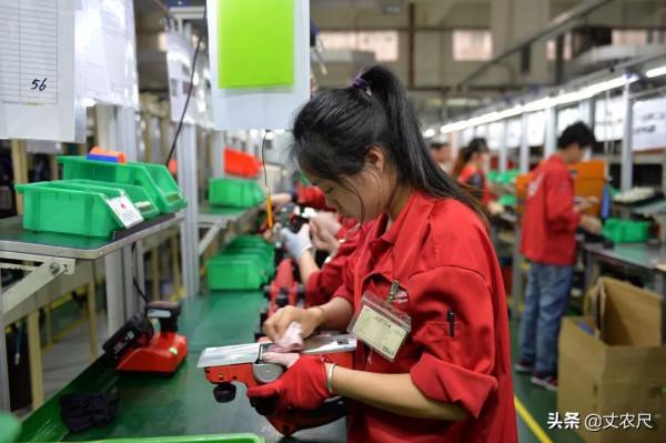 不嫌人工貴了?製造業開始迴流中國,農民工工資上漲只是初期影響 不嫌人工貴了?製造業開始迴流中國,農民工工資上漲只是初期影響