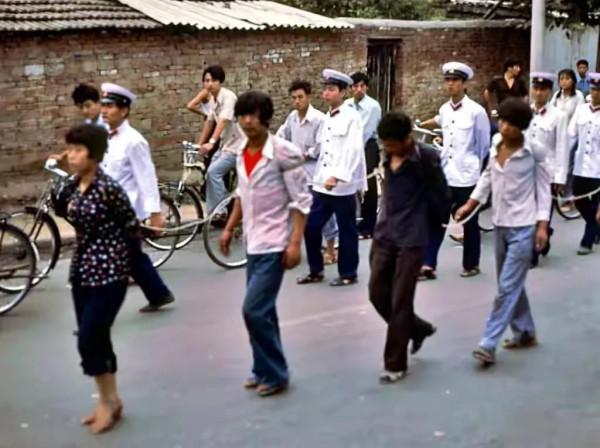 空軍副司令劉震在路途看到歹徒毆打群眾,他問:這是怎麼回事呢? 空軍副司令劉震在路途看到歹徒毆打群眾,他問:這是怎麼回事呢?