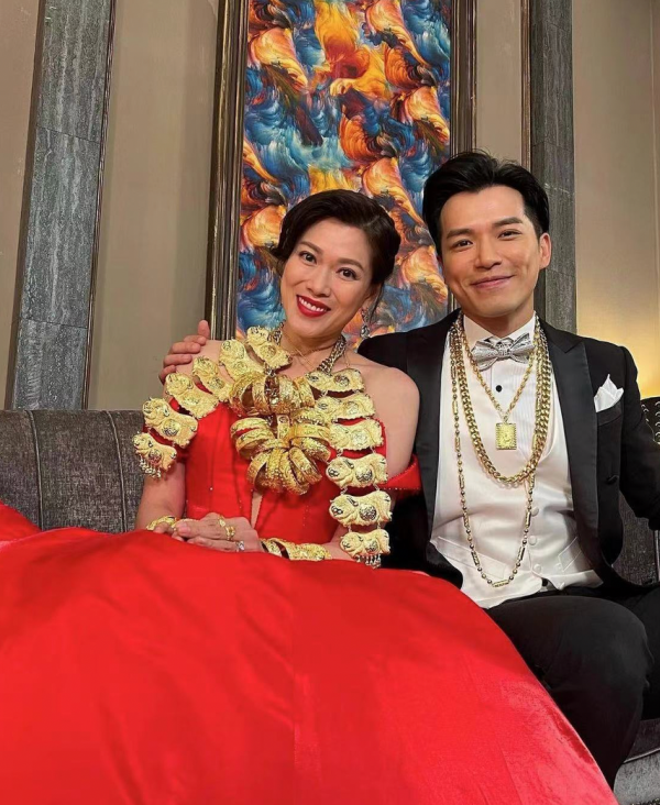 45歲林淑敏曬劇中結婚造型!脖子掛滿黃金首飾,手腕上戴10個手鐲 45歲林淑敏曬劇中結婚造型!脖子掛滿黃金首飾,手腕上戴10個手鐲