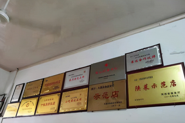 陝西老字號合作社餐館，100年只賣4樣菜，不到飯點屋內坐滿人