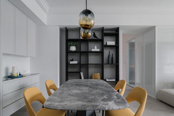 陽光明媚，灰白相間的公寓