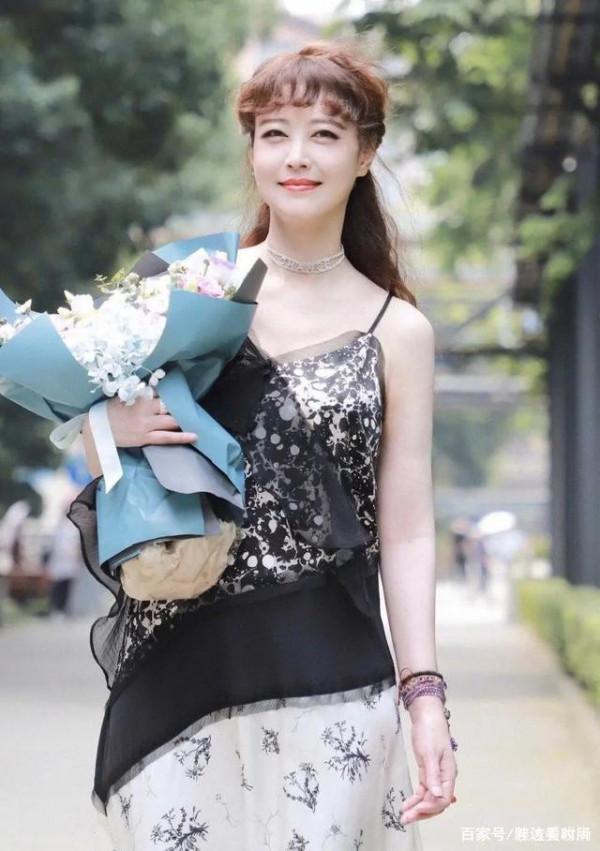 周海媚確實有扮嫩資本，染黃髮穿吊帶黑紗裙，54歲也有初戀的味道