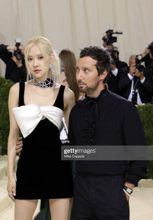 BLACKPINK ROSE新造型出席活動，服裝簡陋，妝容浮誇