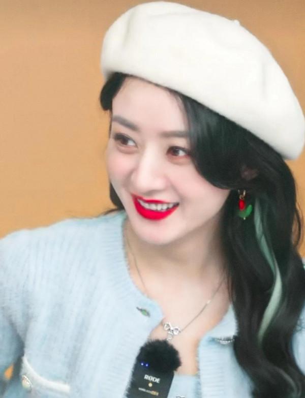 趙麗穎最新直播間帶貨，藍色針織衫搭配白色貝雷帽捲髮挑染美爆了