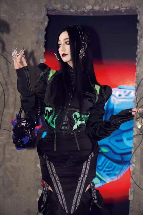 范冰冰重回巔峰狀態！穿西裝變霸氣女總裁，背小熊包卻形成反差萌