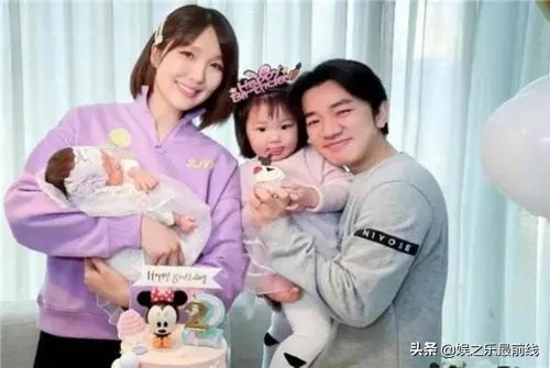 王祖藍李亞男，和兩個可愛的孩子，幸福的一家四口