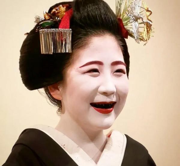 日本女人為什麼喜歡把牙齒染成黑色
