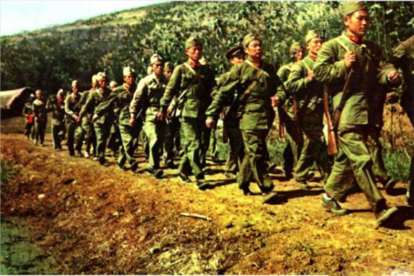 58年楊得志化名下連隊，因槍械拆解暴露身份：要求繼續留下當新兵