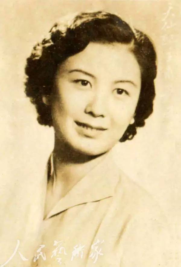 1958年嚴鳳英在安徽演出，不懂湖南方言，毛澤東伸出四根手指解釋