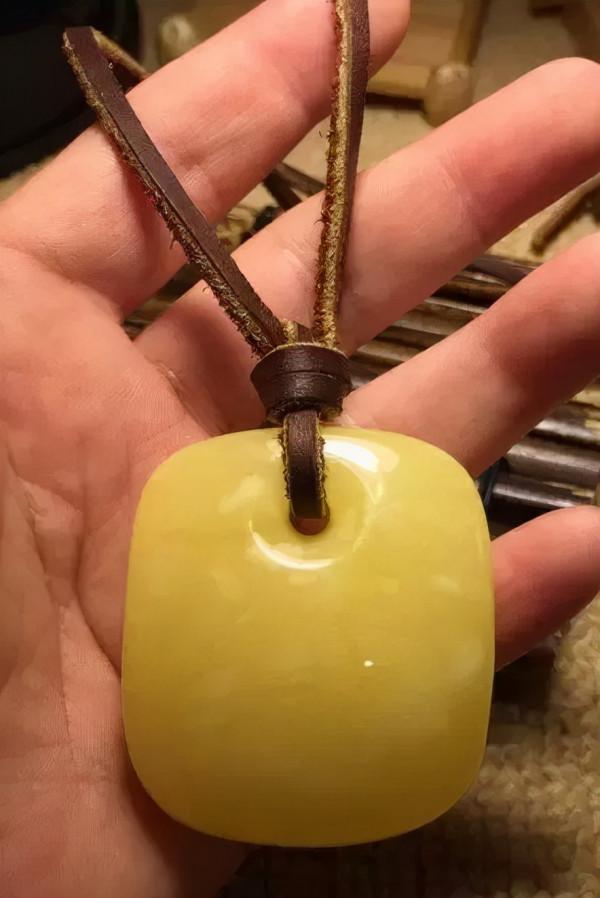 蜜蠟吊墜配鏈很重要嗎？什麼樣的蜜蠟吊墜適合您佩戴？|松崗琥珀