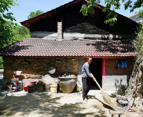 1988年，河北村民挖沙，挖出300多米石頭巨龍，專家研究至今