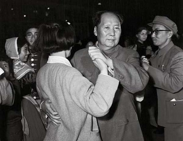 74年岑雲端時隔8年與毛主席相見，毛主席起身：廣西女兒來看我了