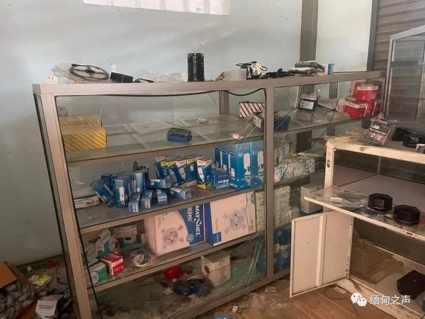 到處都在打仗！房子被炸！緬甸難民坐在地上，雙手合十為緬甸祈福