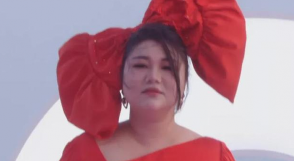 GQ盛典有多尷尬?楊天真蝴蝶結被吹垮,網友:關曉彤快換造型師 GQ盛典有多尷尬?楊天真蝴蝶結被吹垮,網友:關曉彤快換造型師