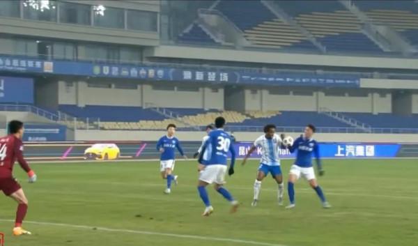 中超再鬧笑話！一次進攻，兩人手球，裁判不看VAR判罰：沒有手球