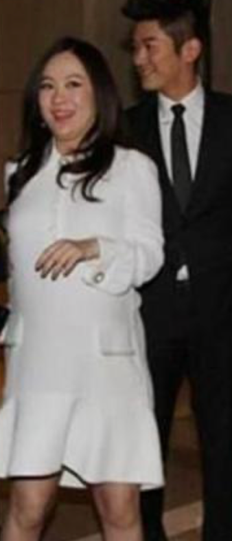 霍思燕抱小狗拜小年！一頭燙髮夾太搞笑，臉部浮腫到認不出