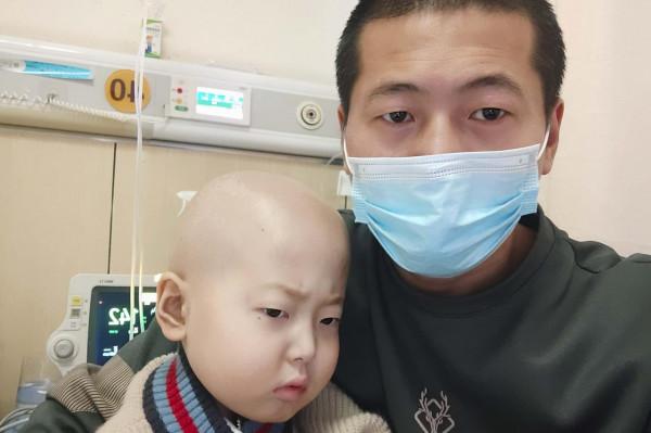老父親患癌後放棄治療含淚去世，中年父親為救重症兒無助到絕望