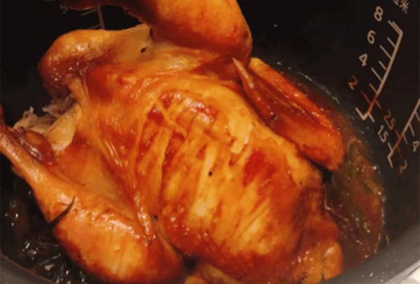 1只雞放進電飯鍋，不加一滴油和水，軟爛脫骨，比廣東烤雞還好吃