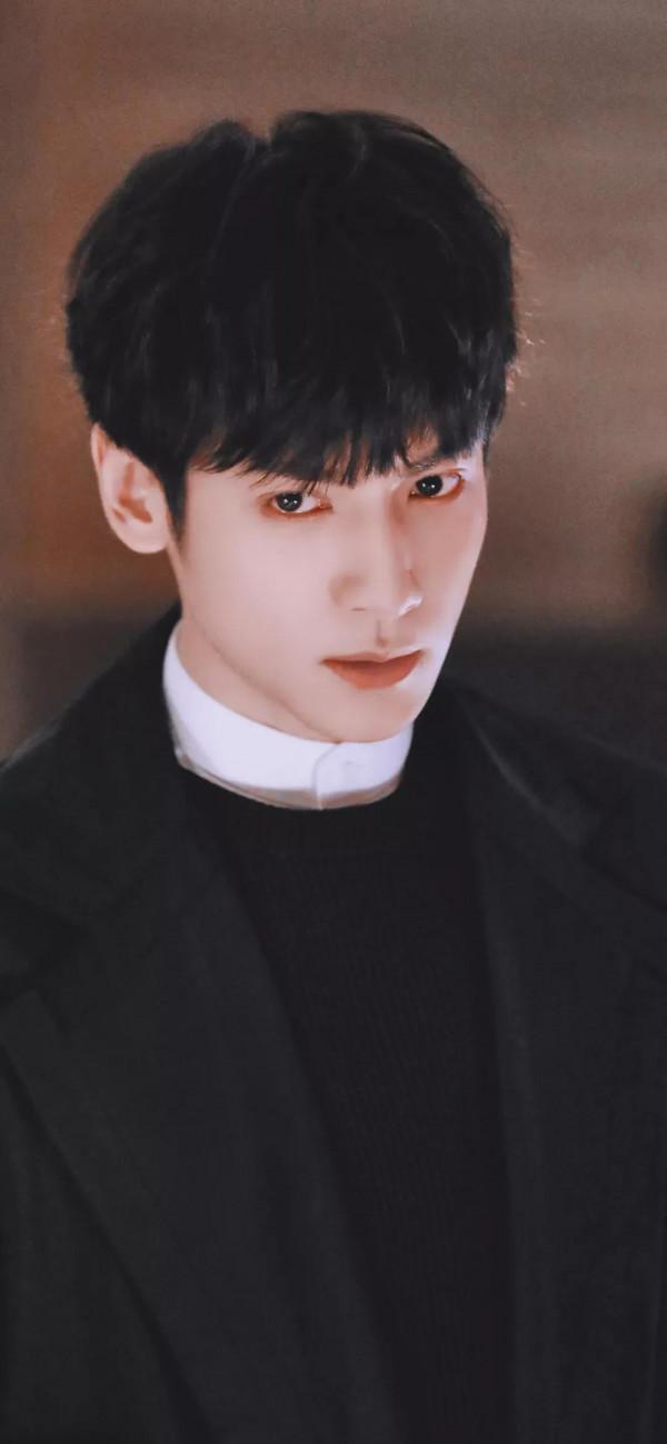 羅雲熙明星桌布：你的眼神在溫柔些，月亮會融化，我也會