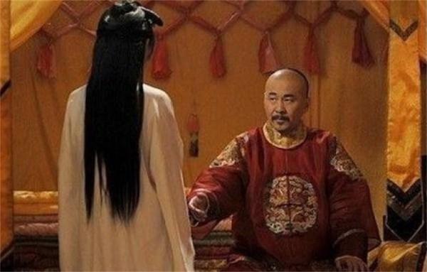 清朝嬪妃為何會在脖頸上掛條白布？原來作用不止保暖，皇帝更喜歡