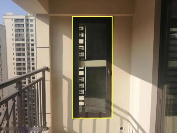 陽臺通往裝置平臺，我不多佔用面積，就把門換了，這不算違建吧？