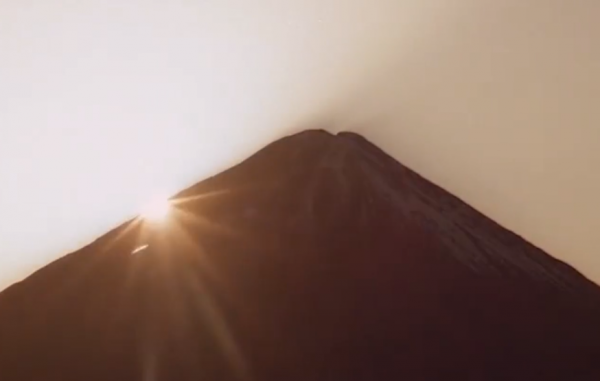 1999年,考古隊登6700米山頂,發現冰凍500年少女,面貌完好彷彿睡著 1999年,考古隊登6700米山頂,發現冰凍500年少女,面貌完好彷彿睡著