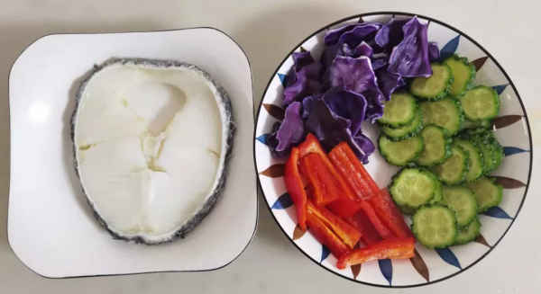 減肥第13天-一邊讀徐鳳年，一邊吃滷牛肉