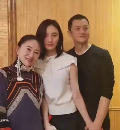 李亞鵬疑似再婚後首現身，攜小19歲女友逛街，拎大包小包男友力爆棚