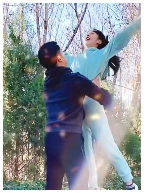 13歲森碟變運動女神!穿運動裝顯超模範,被爸爸舉高高笑起來超甜 13歲森碟變運動女神!穿運動裝顯超模範,被爸爸舉高高笑起來超甜