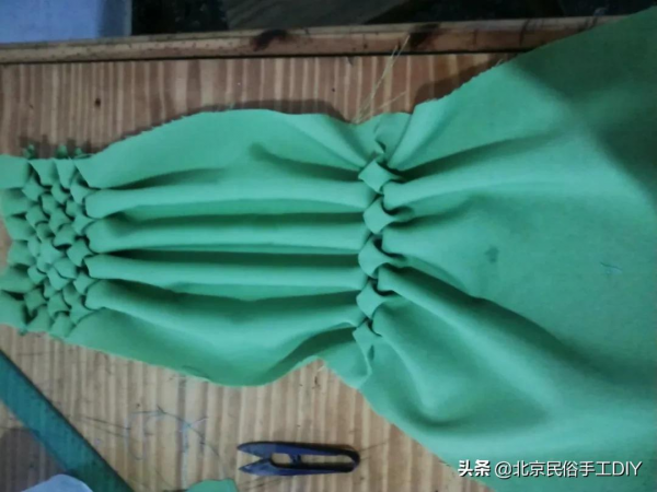 用針線在布上就能縫上立體的花樣，這招做的包包實在太讚了