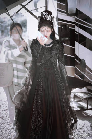 不一樣的鞠婧禕化身粉藍黑鳳凰太好看與可愛了，黑色呢套也太酷了