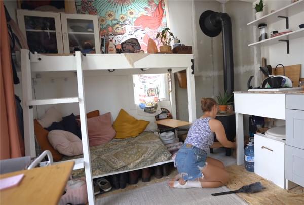 她低價買下10㎡“迷你房”，蝸居日子轉眼已1年，網友：自得其樂