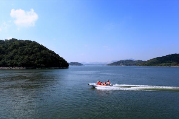 江蘇大型水庫因迷人風光晉升5A，地形複雜多樣，具有8個美麗景點