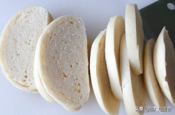 炸饅頭片，不要裹蛋液，巧用一個料，饅頭片更酥脆，吃著不油膩