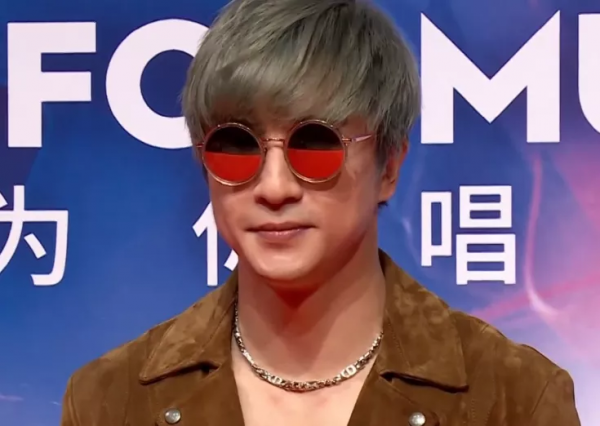 又見紅毯魔鬼打光！明星一臉坑窪，粉底又厚又白好像戴了面具