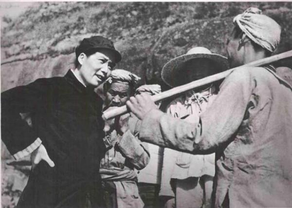 解放後,一位老農走進鄉公所討水,指著毛主席畫像說:那是我的兵 解放後,一位老農走進鄉公所討水,指著毛主席畫像說:那是我的兵