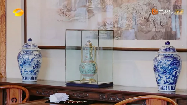 王剛北京四合院曝光，齊白石畫和300年桌子，網友稱：現實版和珅