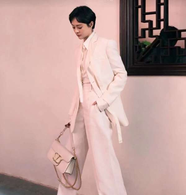 39歲孫儷官宣頂奢代言排面比唐嫣牛！穿中國紅露肩裙，霸氣藏不住