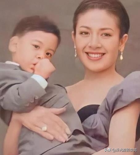 曼美庫行宮見證西拉米起伏，生娃後首度在此亮相，復出定居於此