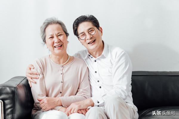 到了60歲，有多少存款才能體面養老？兩位花甲老人說出內心實在話