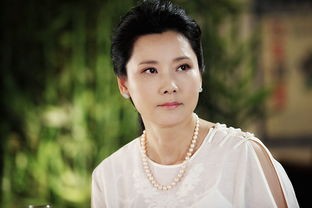 何賽飛：25歲嫁初戀，兒子跟她姓，32年無緋聞，婚姻美滿知足常樂