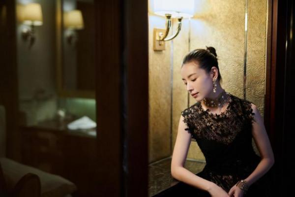 董潔也難逃中年發福，穿鏤空裙走紅毯雖優雅，卻藏不住中年氣息