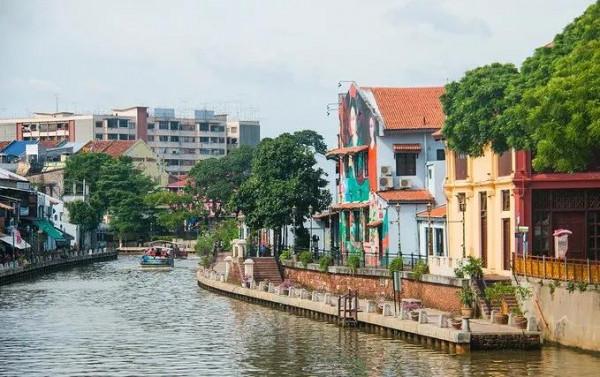 回憶是條悠長的海岸線，風平浪靜的馬六甲海峽