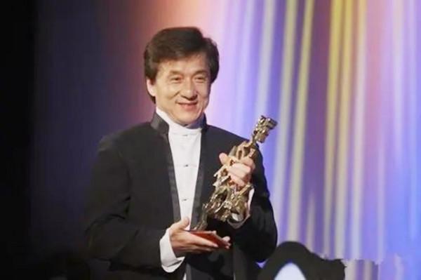 成龍父親葬禮：房祖名傷心，林鳳嬌跪拜，成龍同父異母哥哥沒到場